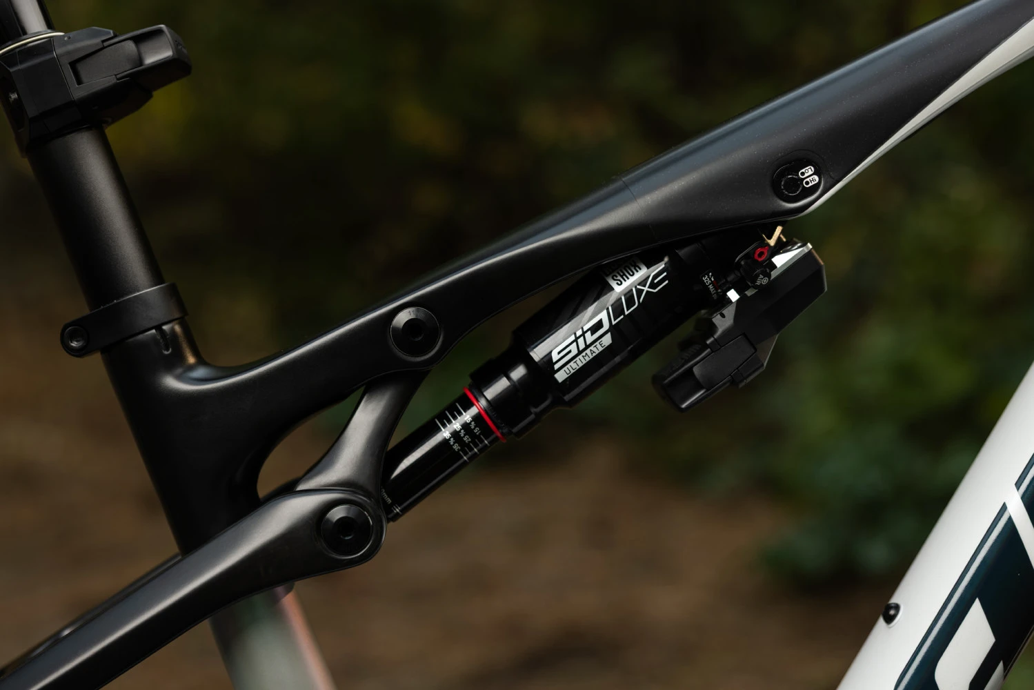 Detail uložení tlumiče pod horní rámovou trubkou Giant Anthem 2026