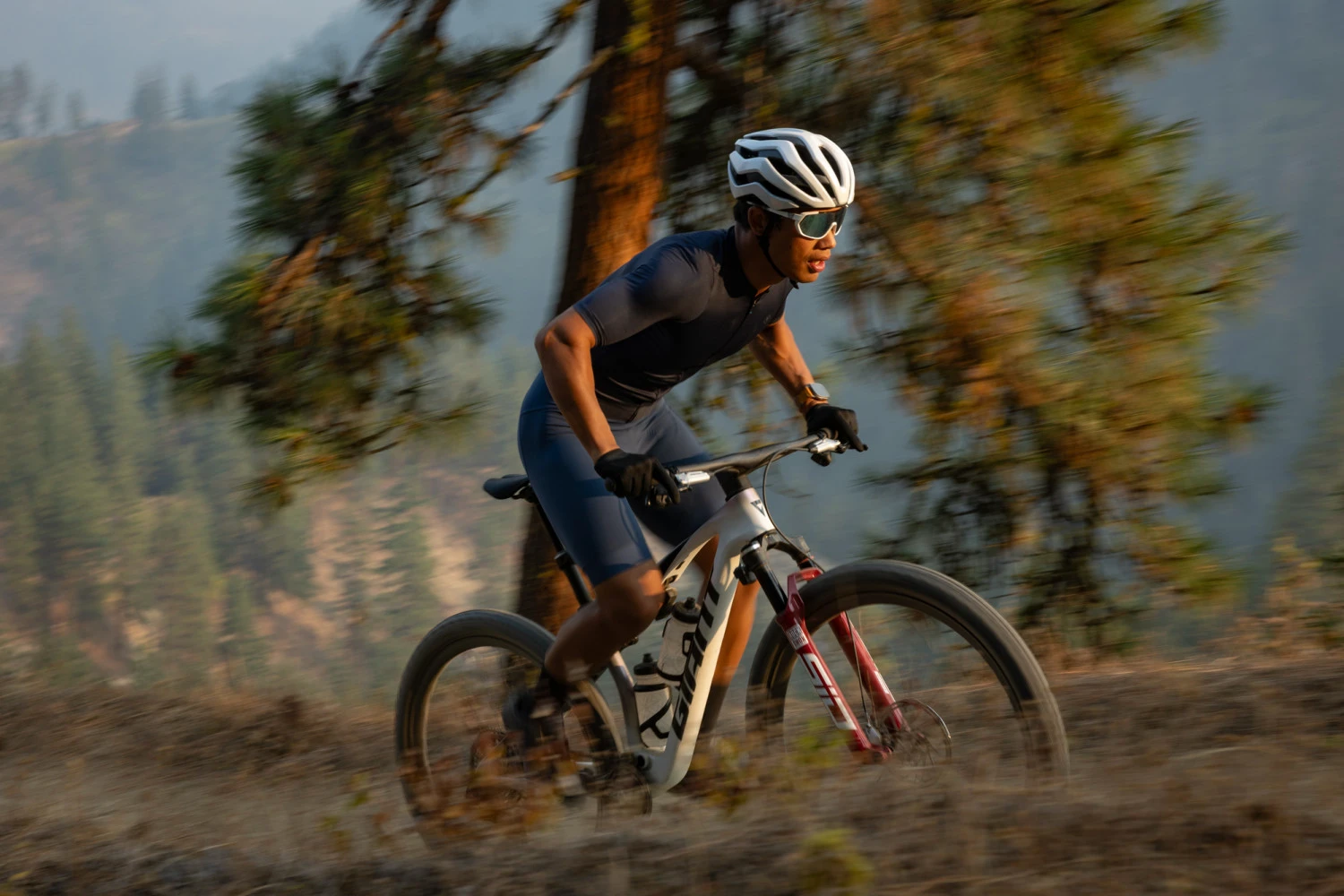 Giant Anthem 2026 v rychlém průjezdu na trailu