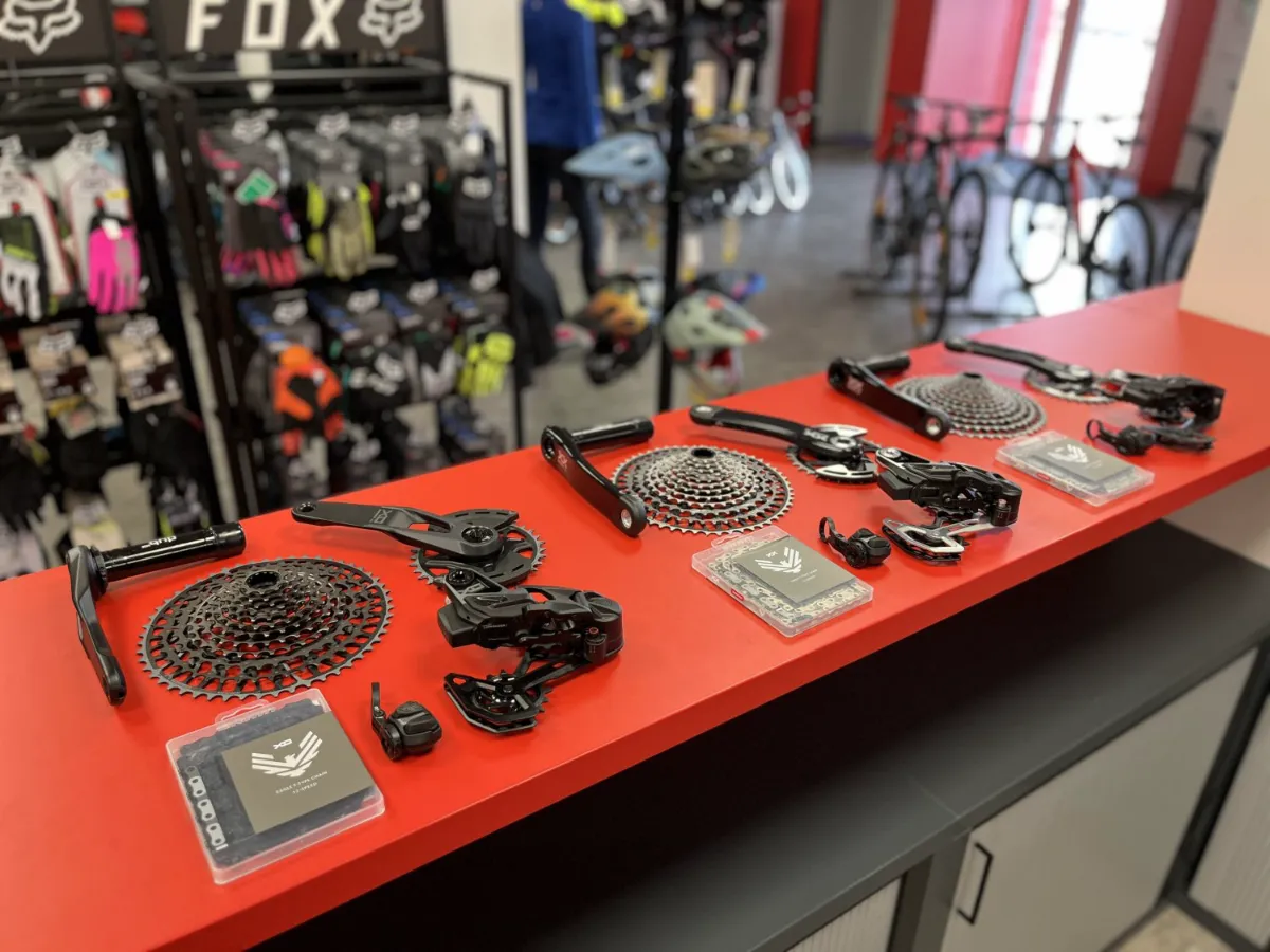skladové zásoby náhradních dílů Shimano a SRAM na prodejně SPOKE
