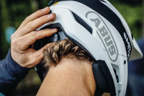 Abus AirDrop MIPS helmet